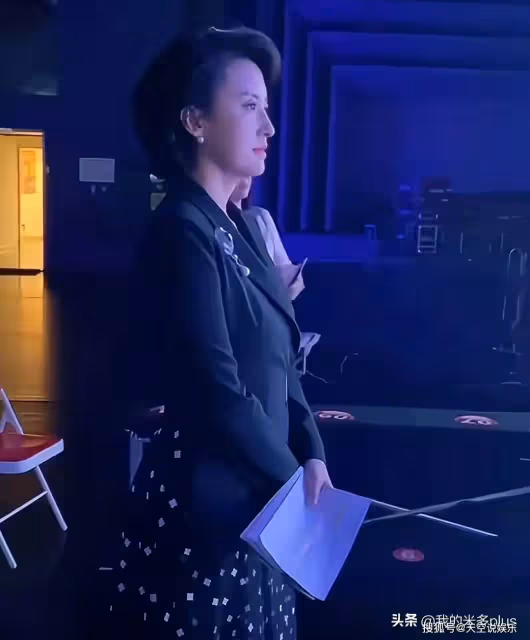 張蕾現身河南主持晚會,台下背稿子一臉認真,吃一大碗燴麵很實在