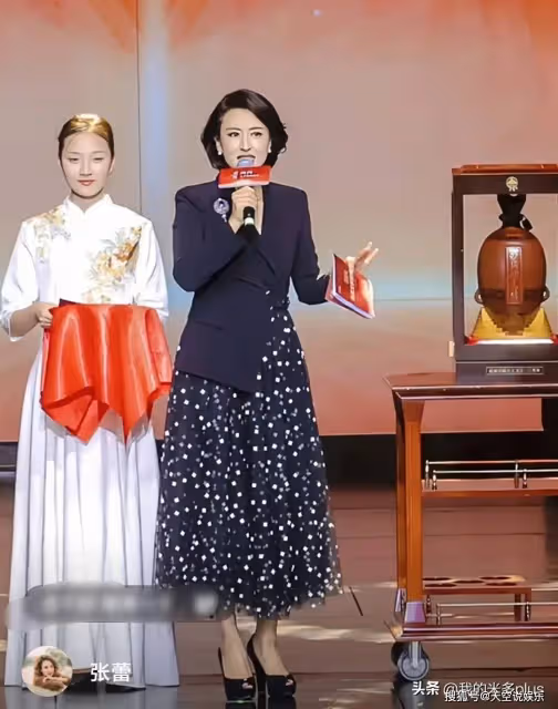 張蕾現身河南主持晚會，台下背稿子一臉認真，吃一大碗燴麵很實在