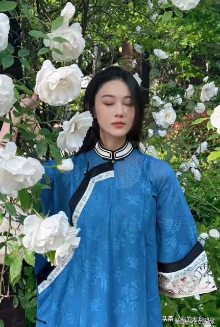 張馨予何捷回廣州了!自家小院5月已開滿鮮花,喝茶吃西瓜太享受