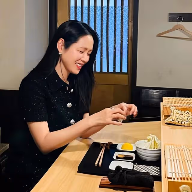玄彬為孫藝珍拍吃飯照片，孫仙戴手鐲和鑽戒耳環出鏡，笑容燦爛