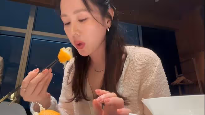 玄彬為孫藝珍拍吃飯照片，孫仙戴手鐲和鑽戒耳環出鏡，笑容燦爛