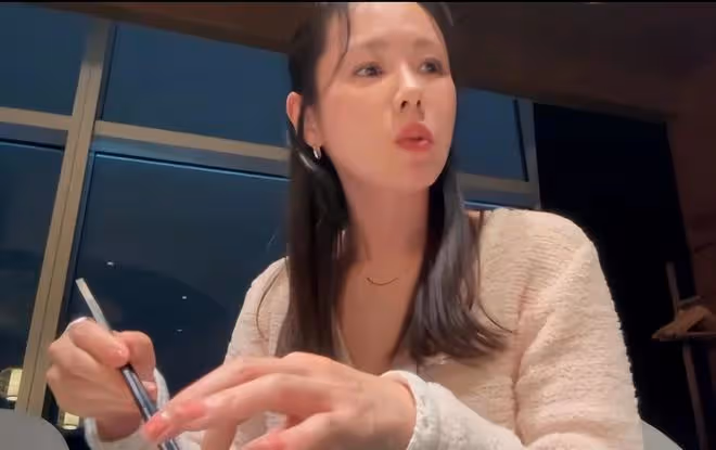 玄彬為孫藝珍拍吃飯照片，孫仙戴手鐲和鑽戒耳環出鏡，笑容燦爛