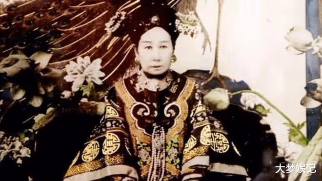 他自稱慈禧後人！以「八阿哥」自居，上相親節目要求觀眾給他跪安