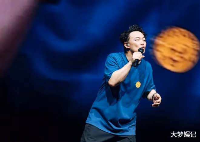 陳奕迅演唱會中「突痛苦扶腰」！痛到當場哭出，取消所有舞蹈表演