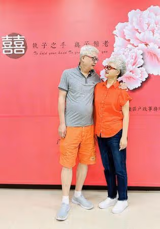 71歲高愛倫再婚!嫁17年男友:謝謝你等這麼久 登記隨便穿吃火鍋慶祝