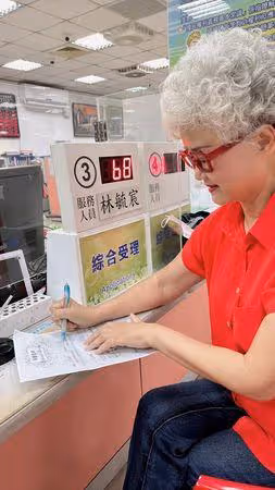 71歲高愛倫再婚!嫁17年男友:謝謝你等這麼久 登記隨便穿吃火鍋慶祝