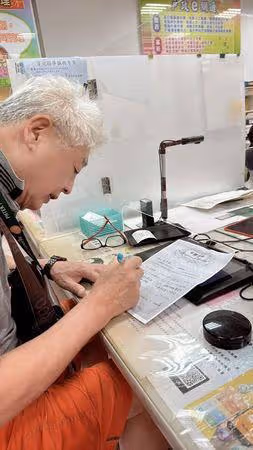 71歲高愛倫再婚!嫁17年男友:謝謝你等這麼久 登記隨便穿吃火鍋慶祝