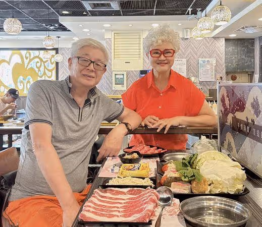 71歲高愛倫再婚!嫁17年男友:謝謝你等這麼久 登記隨便穿吃火鍋慶祝