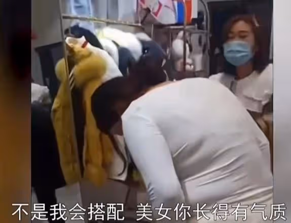 女子試衣間走出衣服勒出了數圈,老闆娘「睜眼說瞎話」:特有氣質