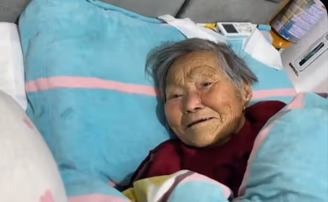 調皮貓咪把87歲奶奶的尿不濕撓了個洞,被奶奶罵一早上,孫女樂了