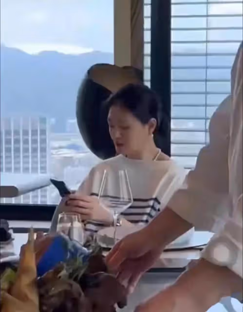 大S終於現身了!穿情侶裝和友人聚餐,老態盡顯,但和具俊曄很配
