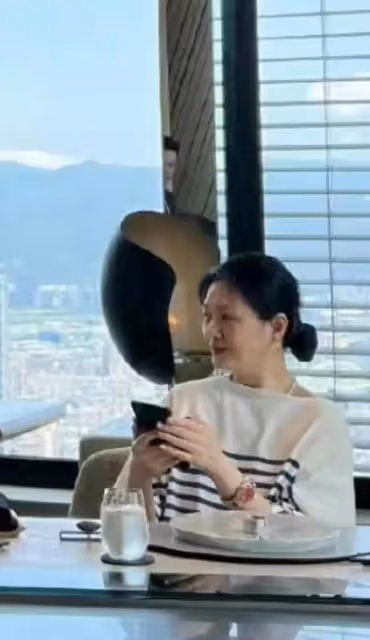 大S終於現身了!穿情侶裝和友人聚餐,老態盡顯,但和具俊曄很配