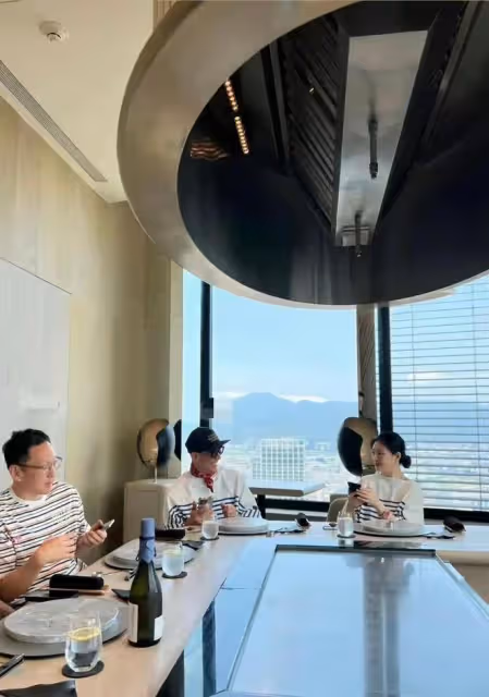 大S終於現身了!穿情侶裝和友人聚餐,老態盡顯,但和具俊曄很配