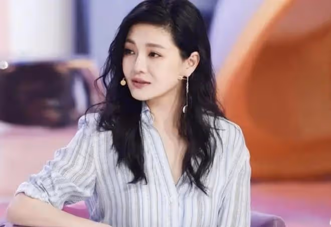 10年前的衣服、4年前的包、戴二手錶:大S的面子,終於垮了