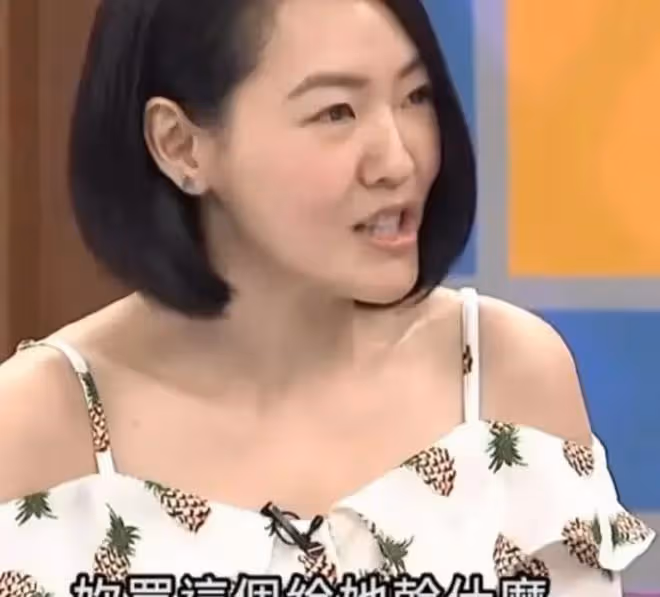 10年前的衣服、4年前的包、戴二手錶:大S的面子,終於垮了