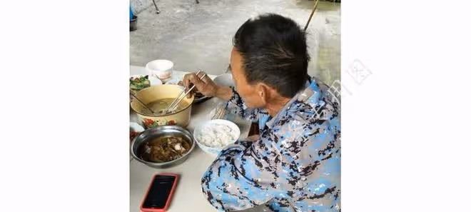 飯桌上商量婚事,男友讓未婚先孕的我去結帳,母親一巴掌把我打醒