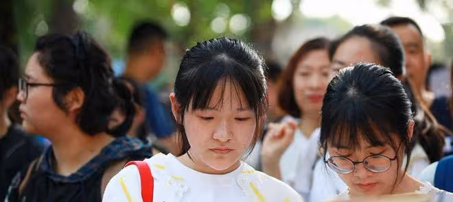 繼父養我20年,陪嫁我50萬現金一套房,結婚前夜他突然求我一
