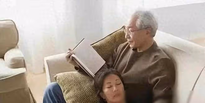 繼父養我20年,陪嫁我50萬現金一套房,結婚前夜他突然求我一
