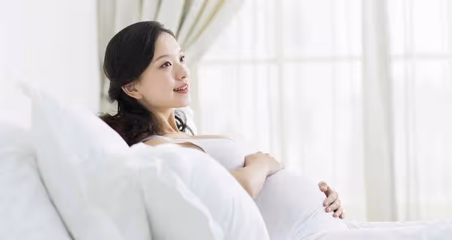 繼父養我20年,陪嫁我50萬現金一套房,結婚前夜他突然求我一