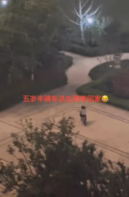 男孩騎車送女孩子回家,老母親在樓上露出姨母笑,得知年齡笑不活