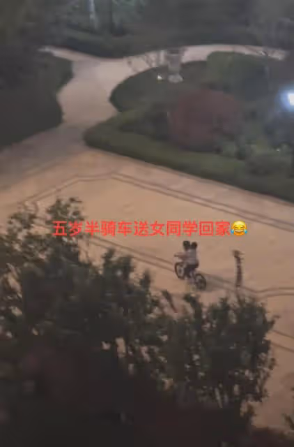男孩騎車送女孩子回家,老母親在樓上露出姨母笑,得知年齡笑不活