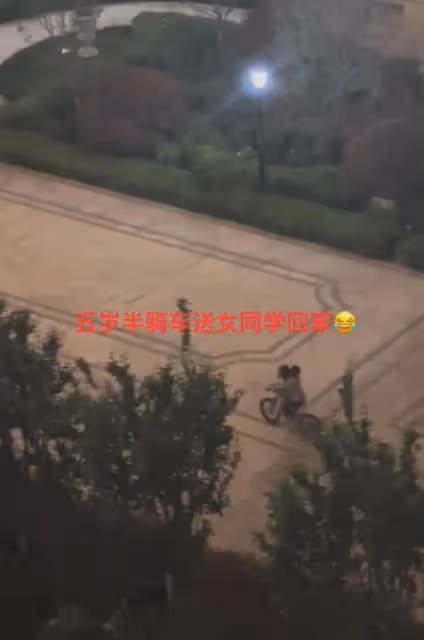 男孩騎車送女孩子回家,老母親在樓上露出姨母笑,得知年齡笑不活