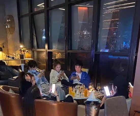 王思聰日本行3美女作伴!疲態盡顯無精打采,網友:3人行被掏空?