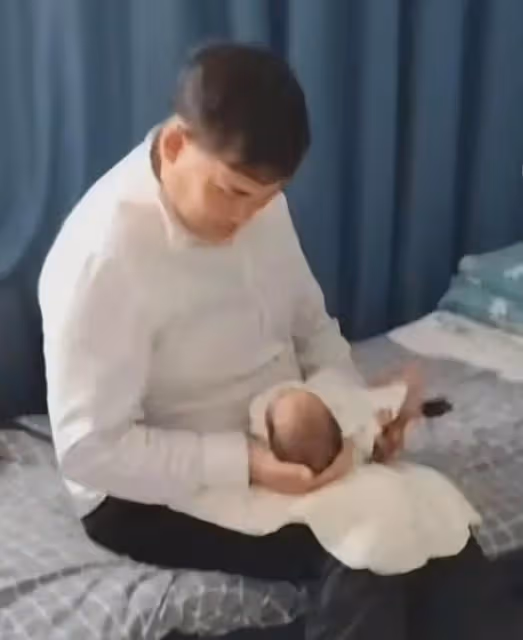 大衣哥升級當爺爺太激動,雙手抱孫子很小心,小偉也會照顧老婆了