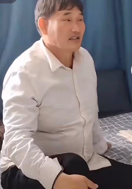 大衣哥升級當爺爺太激動,雙手抱孫子很小心,小偉也會照顧老婆了