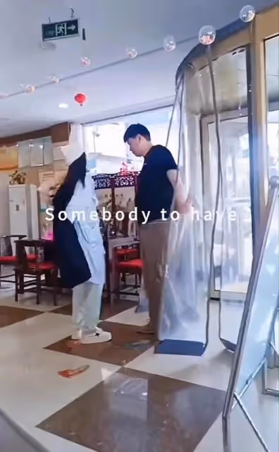 大衣哥升級當爺爺太激動,雙手抱孫子很小心,小偉也會照顧老婆了