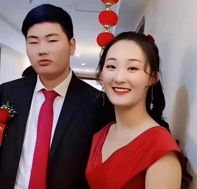 大衣哥升級當爺爺太激動,雙手抱孫子很小心,小偉也會照顧老婆了