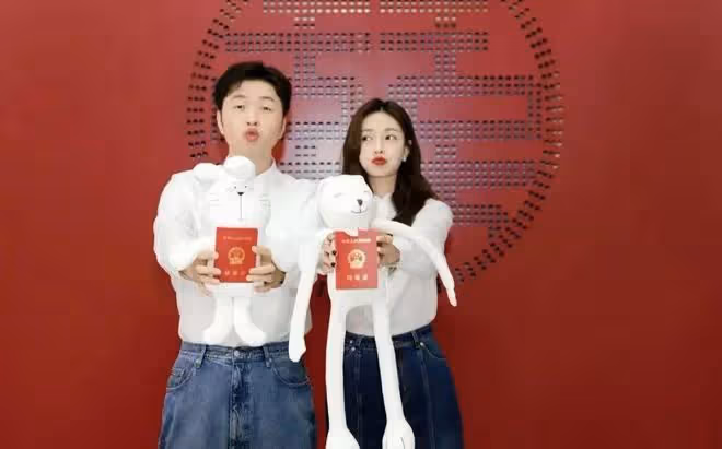 杜海濤沈夢辰設家宴,桌上嬰兒食品引熱議,疑悄悄生子升級當爸媽