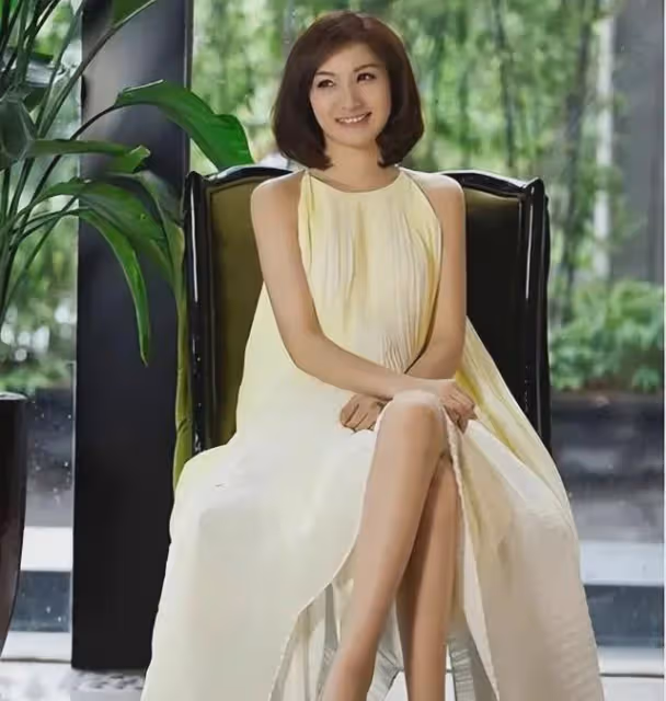 美女主持人梁藝：5分鐘全身癱瘓，如今43歲仍未婚，餘生怎麼過？