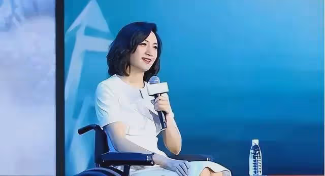 美女主持人梁藝:5分鐘全身癱瘓,如今43歲仍未婚,餘生怎麼過?