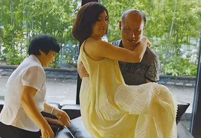 美女主持人梁藝:5分鐘全身癱瘓,如今43歲仍未婚,餘生怎麼過?