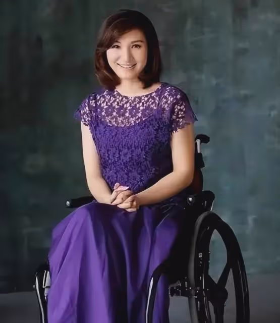 美女主持人梁藝:5分鐘全身癱瘓,如今43歲仍未婚,餘生怎麼過?