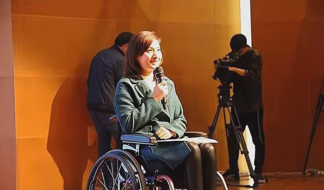 美女主持人梁藝:5分鐘全身癱瘓,如今43歲仍未婚,餘生怎麼過?