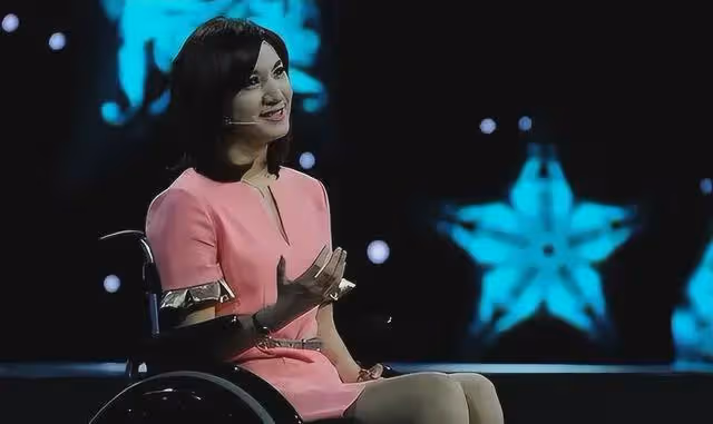 美女主持人梁藝:5分鐘全身癱瘓,如今43歲仍未婚,餘生怎麼過?