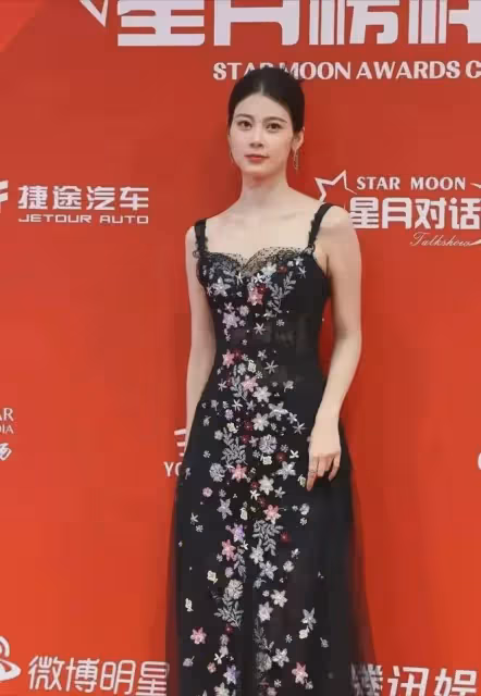 趙昭儀黑色繁花裙造型驚艷亮相，演繹時尚經典