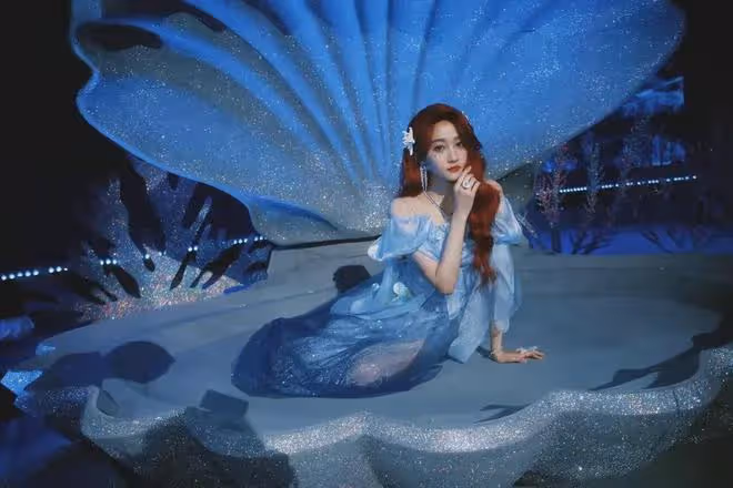 關曉彤紅髮造型驚艷亮相,詮釋獨特魅力