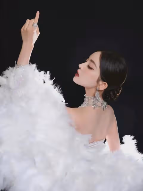 古力娜扎的珍珠羽毛仙女裙,展現絕美氣質