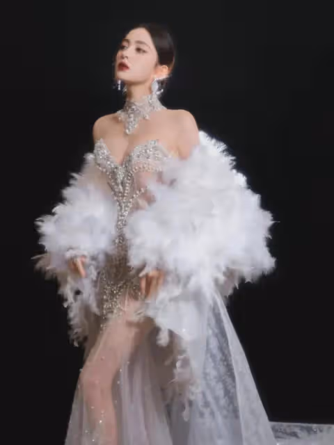 古力娜扎的珍珠羽毛仙女裙,展現絕美氣質