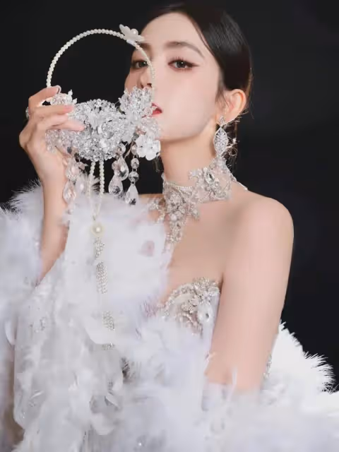 古力娜扎的珍珠羽毛仙女裙,展現絕美氣質