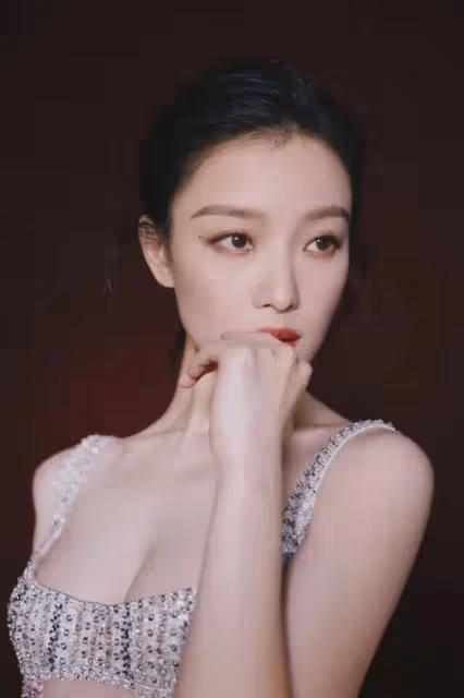 粉色漸變禮服,倪妮詮釋優雅女神范兒