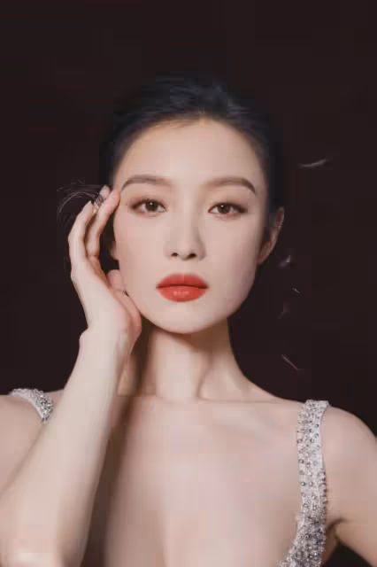 粉色漸變禮服,倪妮詮釋優雅女神范兒