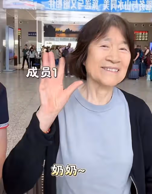 李亞鵬嬌妻獨自帶婆婆媽媽旅行,2歲夏夏成團寵,祖孫三代超有愛