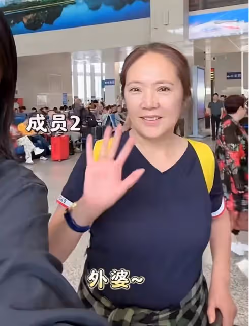 李亞鵬嬌妻獨自帶婆婆媽媽旅行,2歲夏夏成團寵,祖孫三代超有愛
