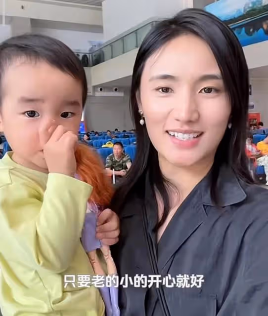 李亞鵬嬌妻獨自帶婆婆媽媽旅行,2歲夏夏成團寵,祖孫三代超有愛