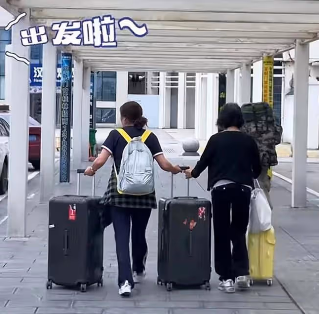 李亞鵬嬌妻獨自帶婆婆媽媽旅行,2歲夏夏成團寵,祖孫三代超有愛