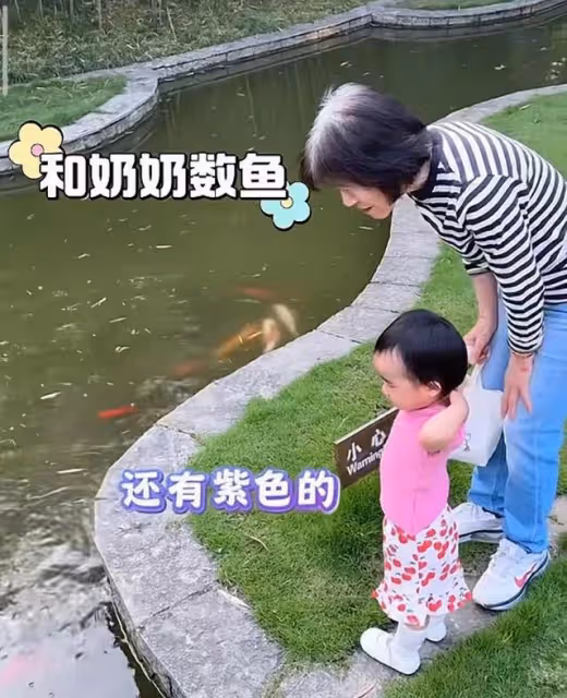 李亞鵬嬌妻獨自帶婆婆媽媽旅行，2歲夏夏成團寵，祖孫三代超有愛